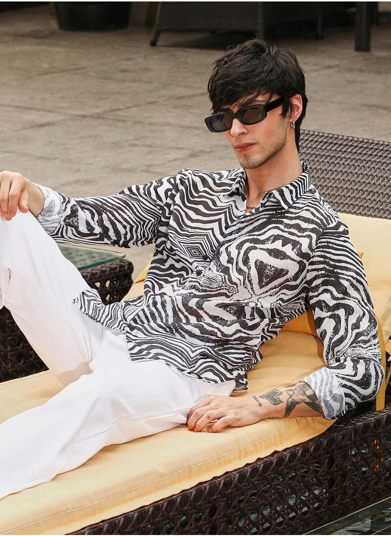كامبوس سوترا Campus Sutra Men's Daisy White & Charcoal Black Zebra-Kaleidoscopic Shirt For Casual Wear | Spread Collar | Long Sleeve | Button Closure | Shirt Crafted With Comfort Fit For Everyday Wear