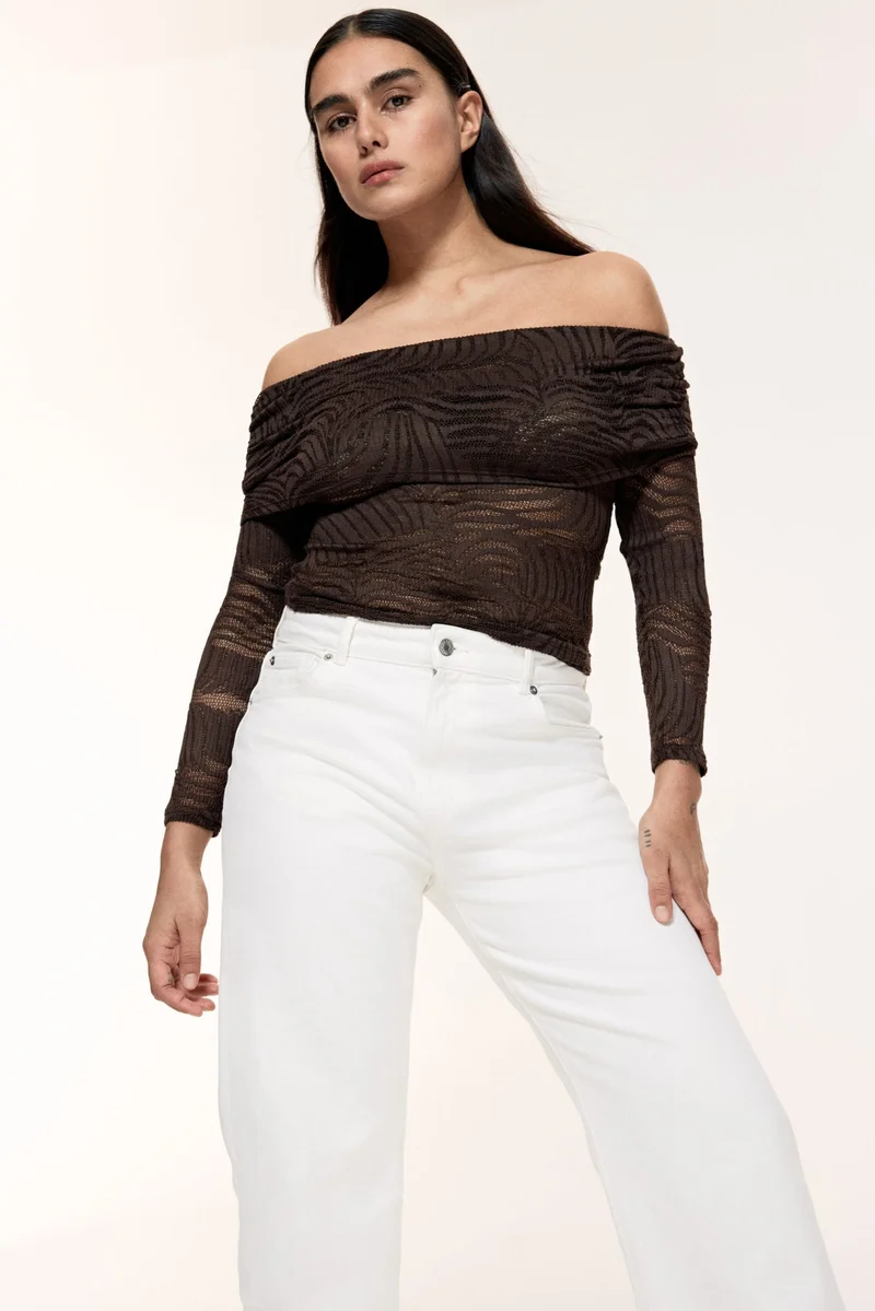 اتش اند ام بلوزة من الدانتيل بتصميم مكشوف عند الكتف