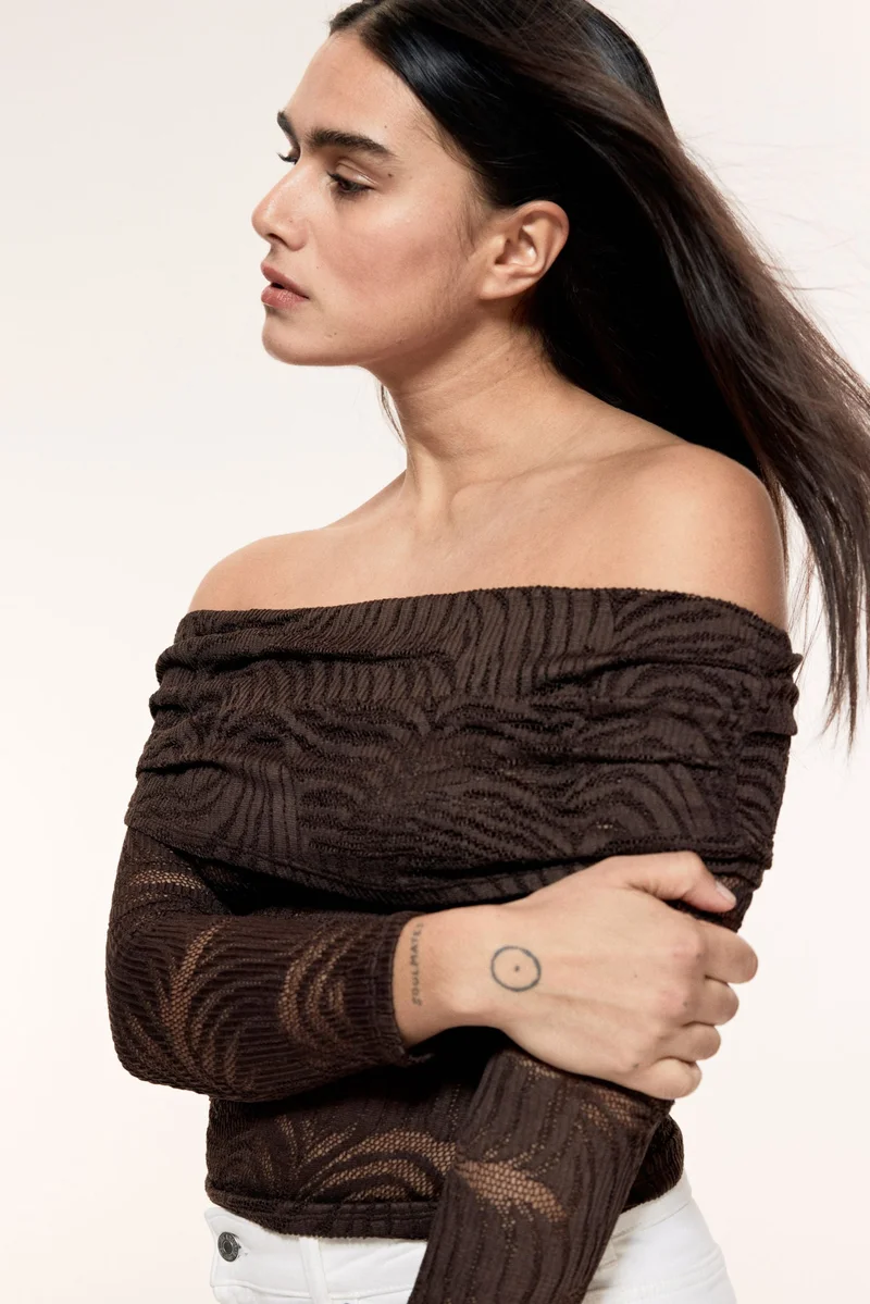 اتش اند ام بلوزة من الدانتيل بتصميم مكشوف عند الكتف