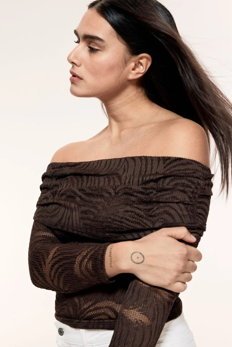 اتش اند ام بلوزة من الدانتيل بتصميم مكشوف عند الكتف