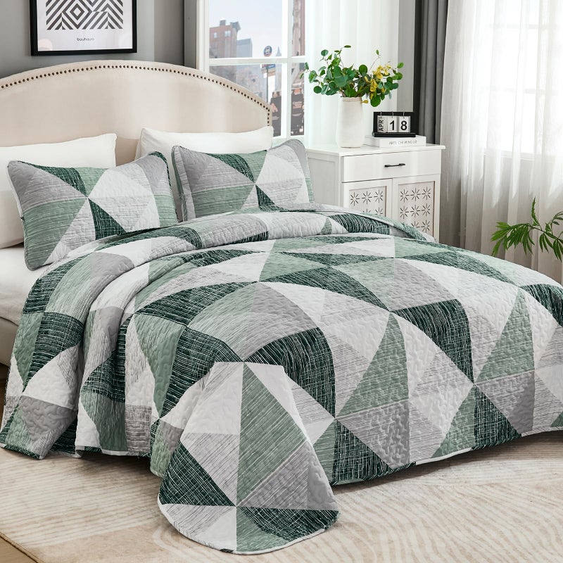 Dintszyayue King Size Quilt Green, 3 Pieces Patchwork Bedspread Bedding for King Size Bed, Soft Lightweight Microfiber Geometric Coverlet Set for All Season Quilts with 2 Pillowcases - Image 1