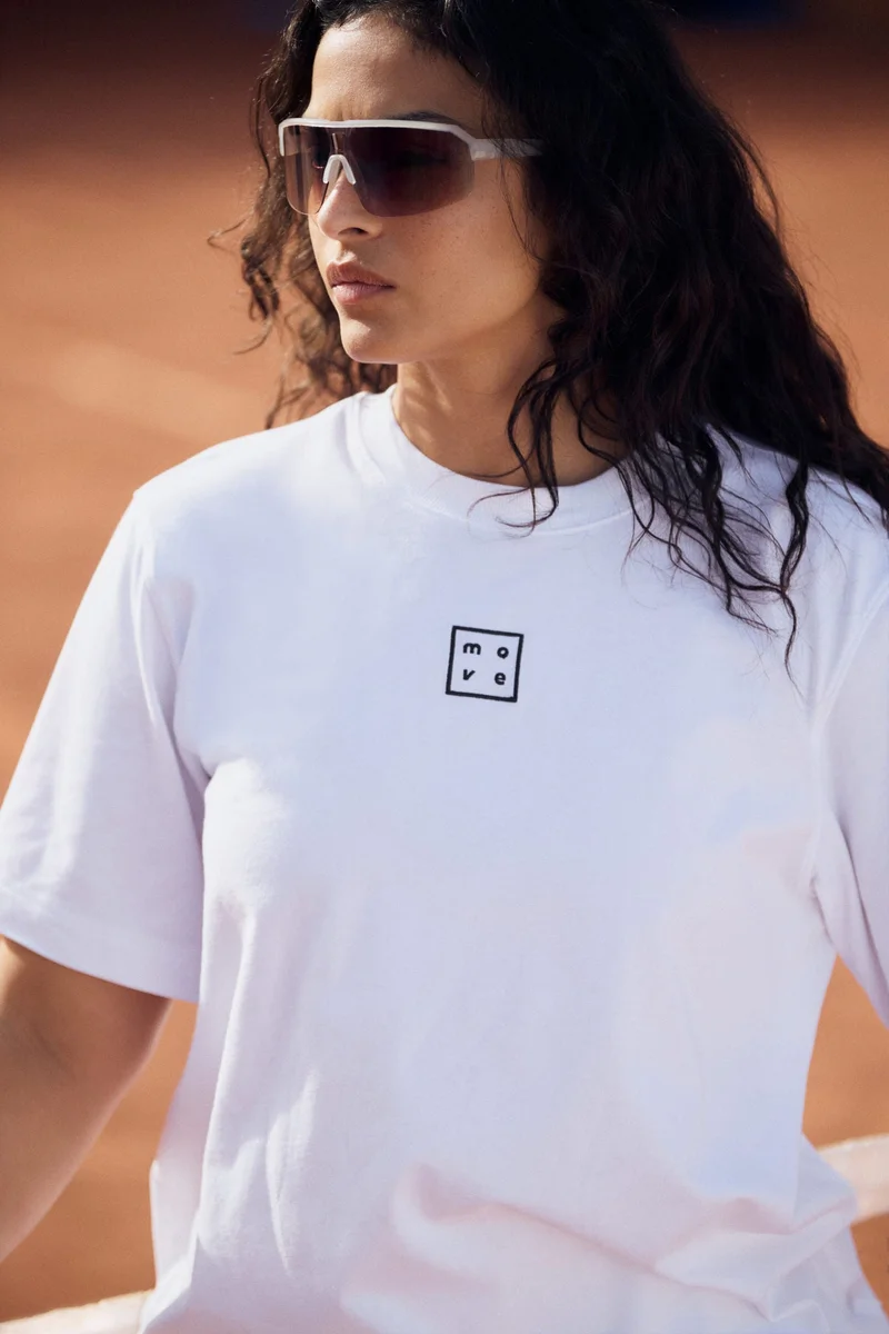 اتش اند ام بلوزة رياضية من الجيرسيه من نسيج دراي موف