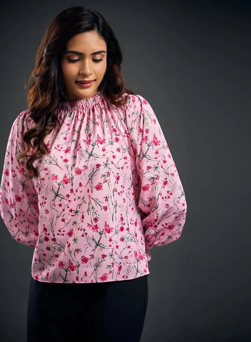 زجزاج بلوزة ساتان وردية بأكمام طويلة وبتفاصيل عند الرقبة ومجعدة