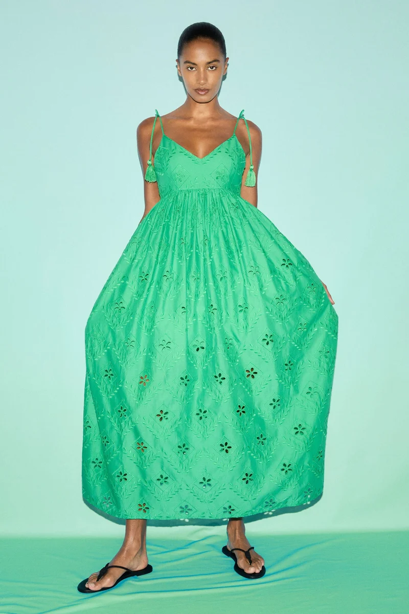 اتش اند ام فستان بتطريزات بنمط إنجليزي