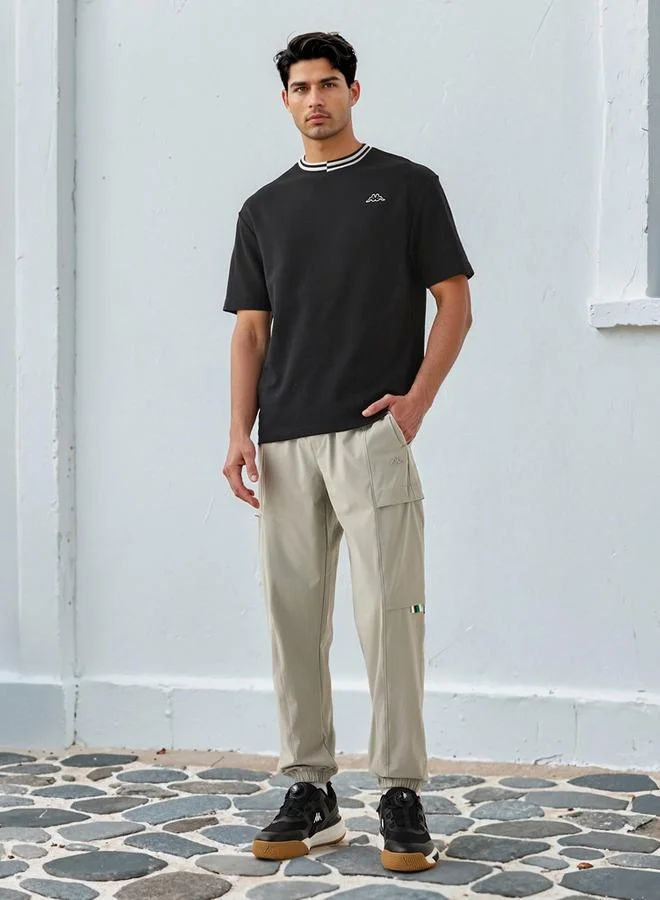 كابا تيشيرت كابا بطبعة شعار مع حواف متباينة