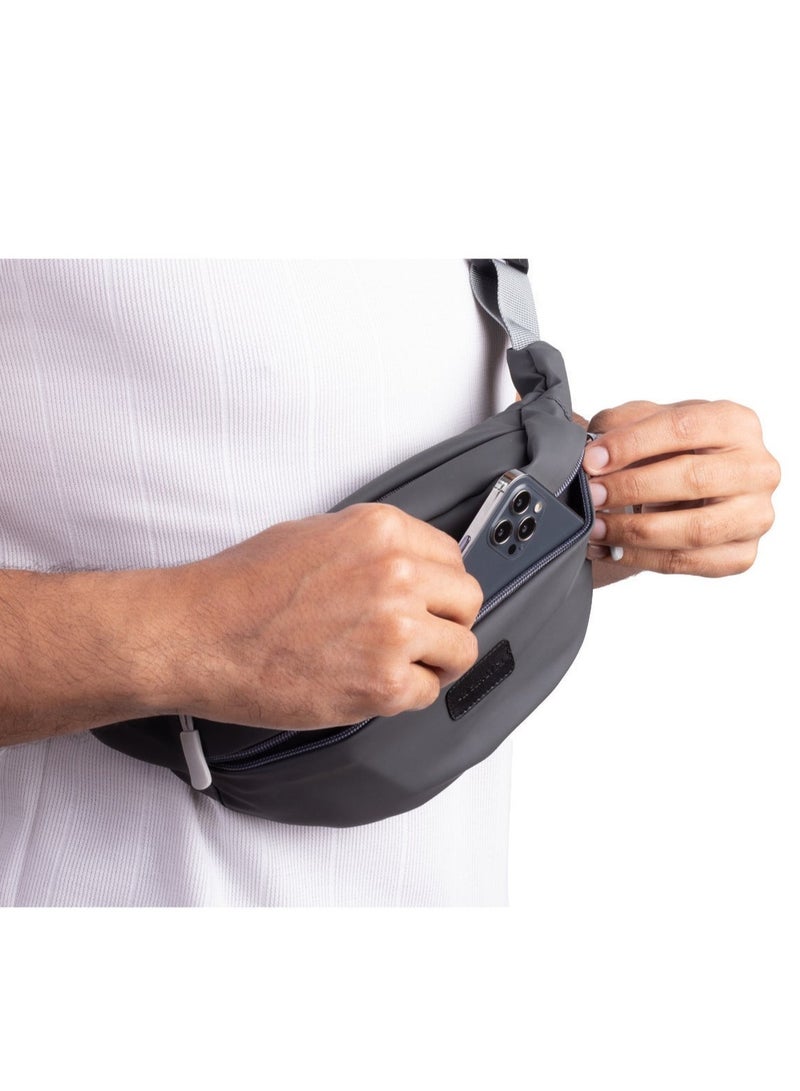 ايه ار سابلاي Ar Wave من Arij Bags | شنطة كروس وشنطة صدر للاستخدام اليومي والخروج، مبطنة من الداخل ضد الصدمات، جيب رئيسي، جيب أمامي، جيب خلفي (25 × 14 × 7 سم) (رمادي) - Image 3
