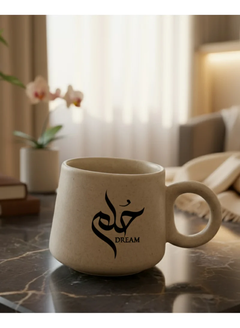 تحفة لوكس كوب تحفة الفاخر "حلم نعمة الخط" - كوب سيراميك مصنوع يدويًا بخطوط عربية وإنجليزية | لون رملي | كوب غير لامع خالٍ من الرصاص سعة 250 مل | فنجان قهوة وشاي حرفي | هدية مميزة لحياة واعية