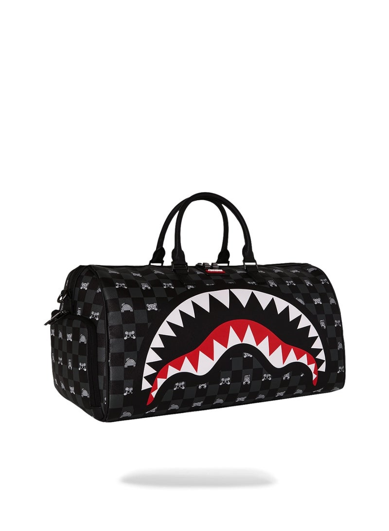 SPRAYGROUND حقيبة دفل من سبراي غراوند بلون رمادي مع شخصية تراقب من خلال الفتحات - Image 2