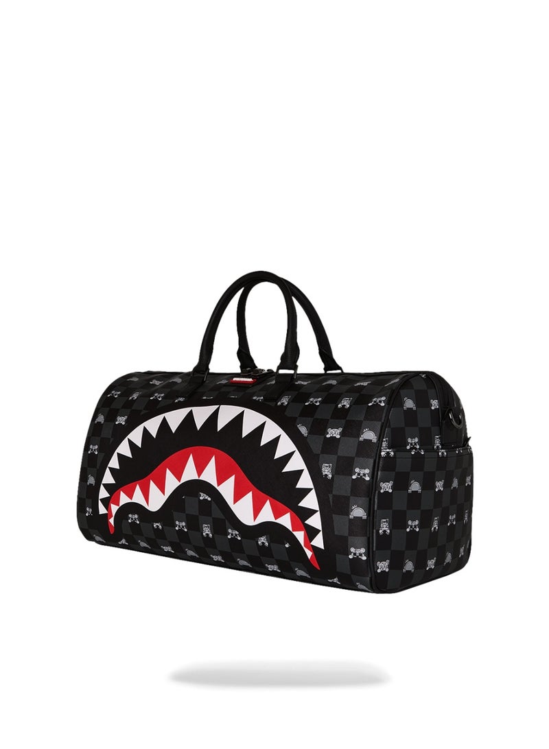 SPRAYGROUND حقيبة دفل من سبراي غراوند بلون رمادي مع شخصية تراقب من خلال الفتحات - Image 3