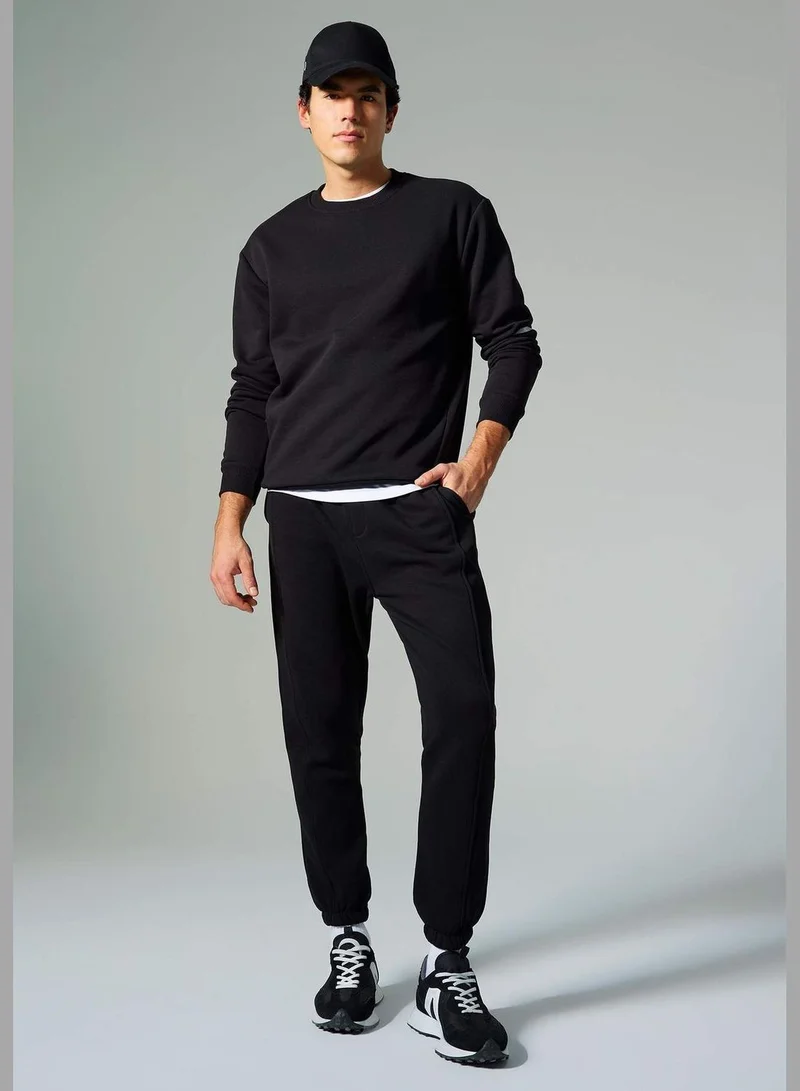 ديفاكتو Man Crew Neck Long Sleeve Knitted Sweatshirt