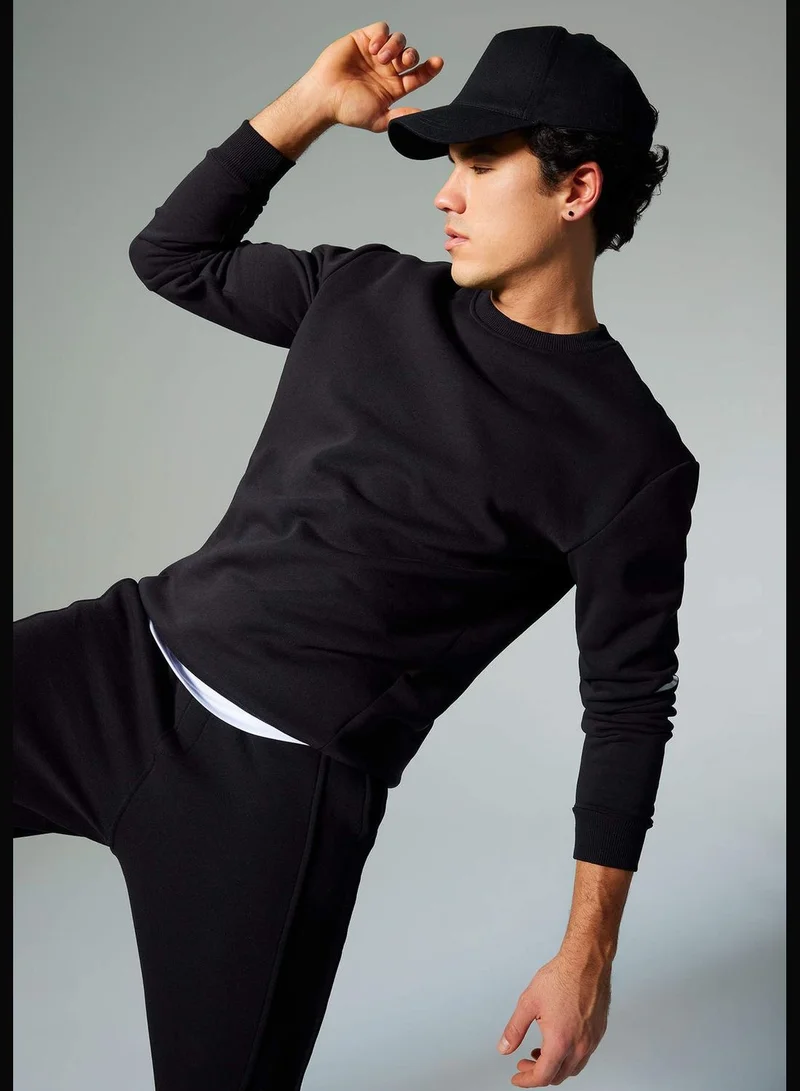 ديفاكتو Man Crew Neck Long Sleeve Knitted Sweatshirt