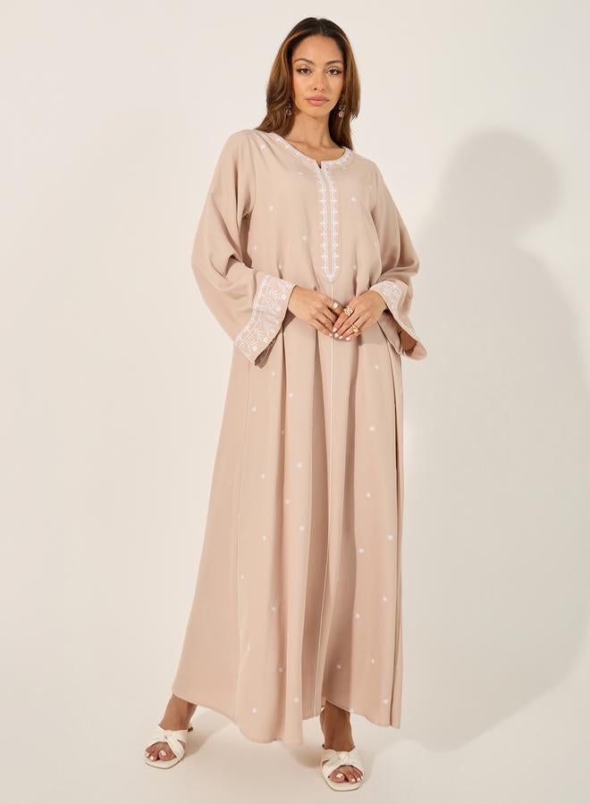 ستايلي جلابية مطرزة بياقة مشقوقة بتصميم - - Image 1