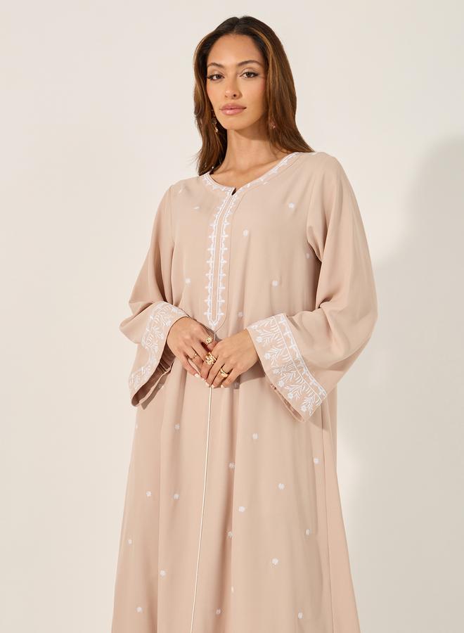 ستايلي جلابية مطرزة بياقة مشقوقة بتصميم - - Image 3