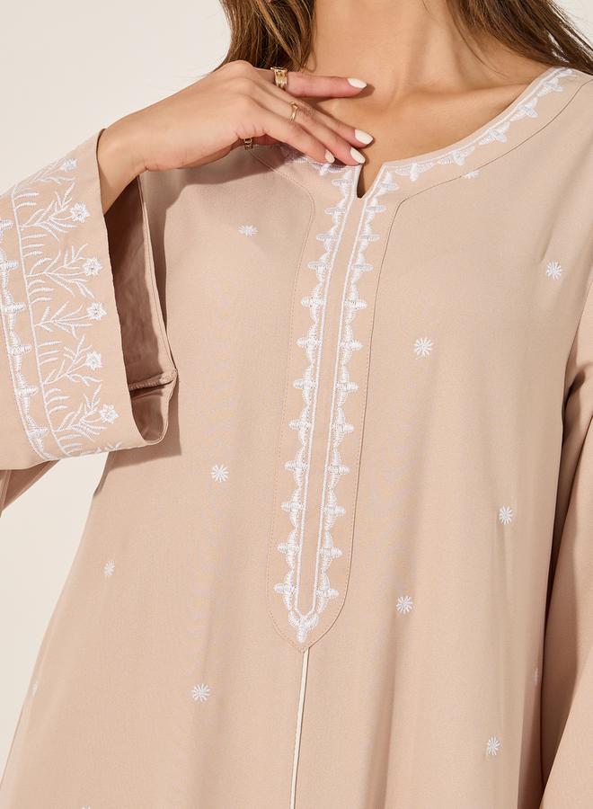 ستايلي جلابية مطرزة بياقة مشقوقة بتصميم - - Image 4