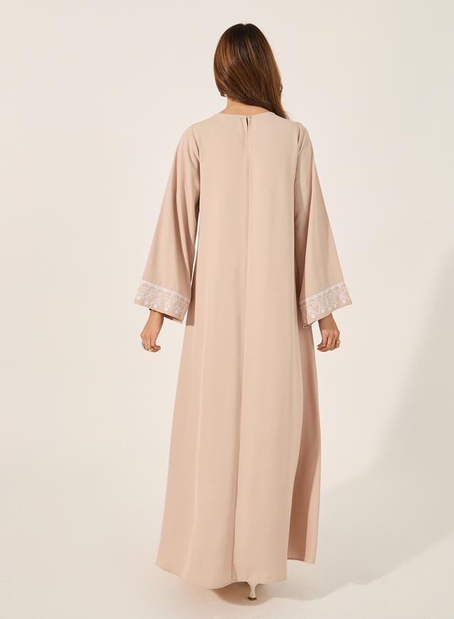 ستايلي جلابية مطرزة بياقة مشقوقة بتصميم - - Image 5