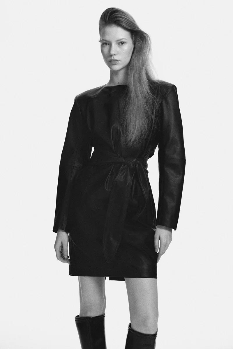 اتش اند ام فستان من نسيج مطلي مع حزام ربط