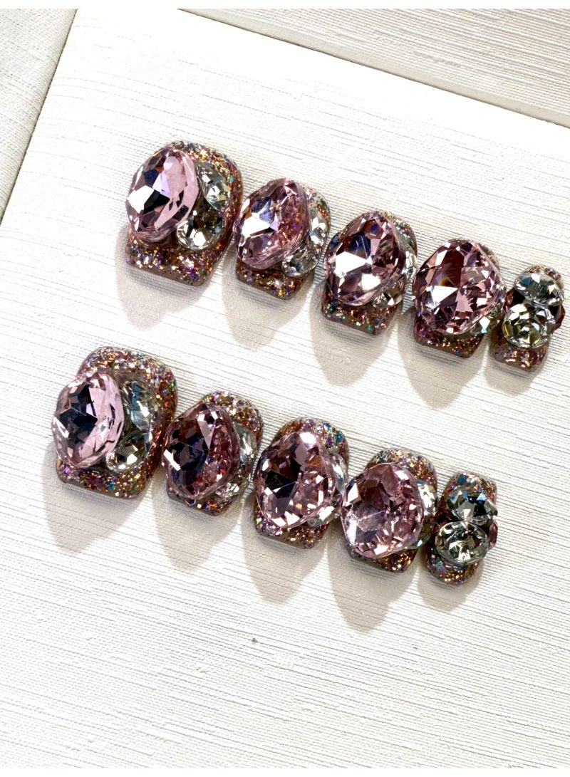 والأميرة الوردية التي ترتدي الأظافر الوردية، بالحرف اليدوية، مليئة بملصقات ظفر زاخرة من معدن الزكون، عيار X397. - Image 1