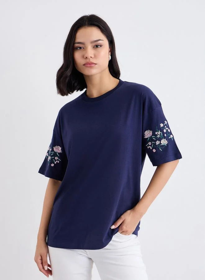ستايلي تيشيرت واسع بياقة مستديرة وتطريز ستايلي