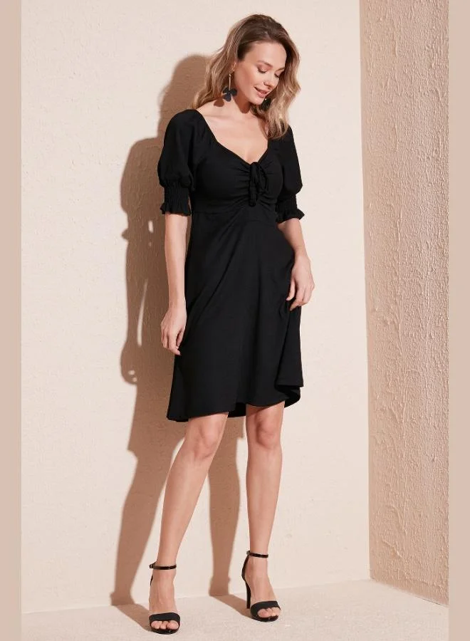 ليلا فستان نسائي بياقة على شكل حرف  وأكمام مكشكشة من ليلا