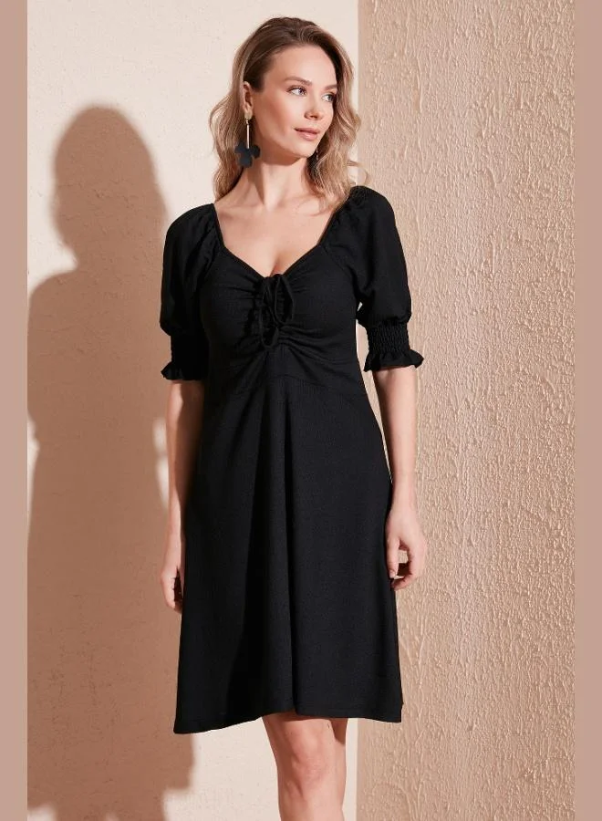 ليلا فستان نسائي بياقة على شكل حرف  وأكمام مكشكشة من ليلا