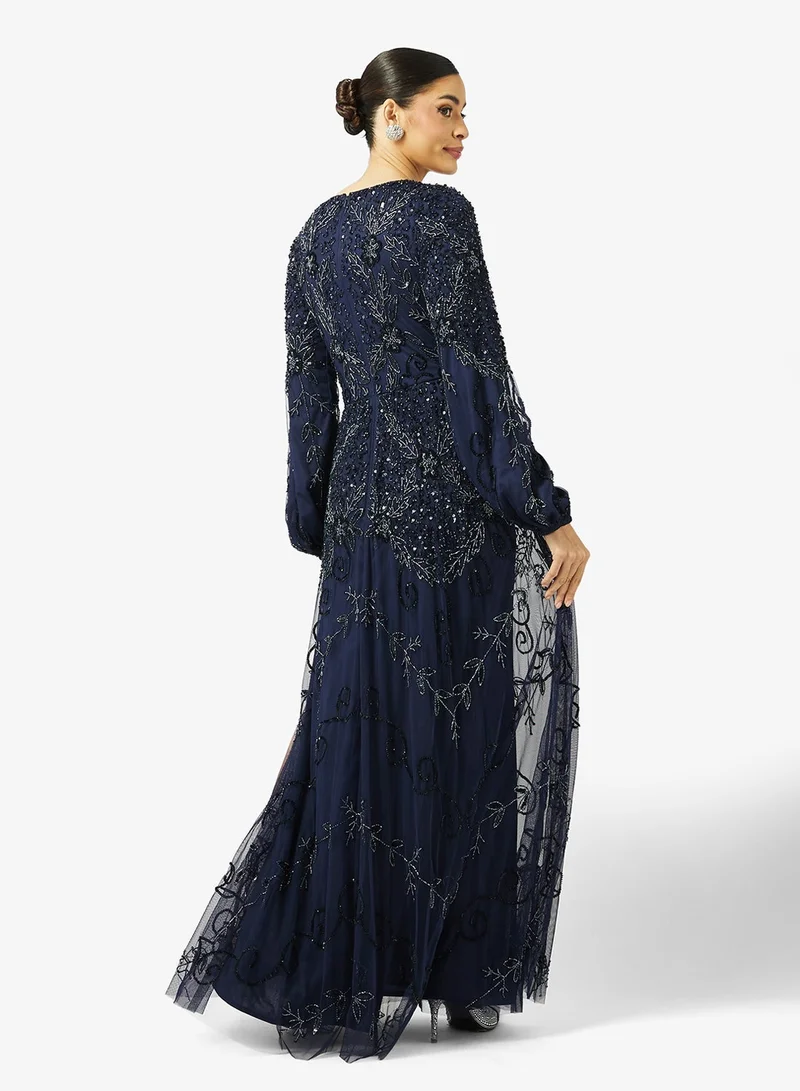 ماري فستان طويل بياقة دائرية وتفاصيل شبكية