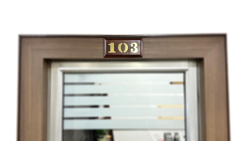 TOLAS INDIA لوحة أرقام تولا الهندية للمنازل والشقق والمكاتب والفنادق والمدارس مصنوعة من الخشب الصلب سطح بني عتيق تشطيب ذهبي رقم 103 - Image 2