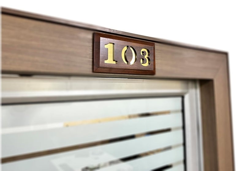 TOLAS INDIA لوحة أرقام تولا الهندية للمنازل والشقق والمكاتب والفنادق والمدارس مصنوعة من الخشب الصلب سطح بني عتيق تشطيب ذهبي رقم 103 - Image 4