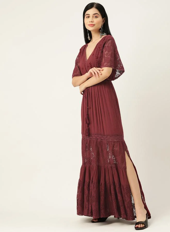 سانسكريتي هومز فستان طويل بتفاصيل دانتيل وشق جانبي