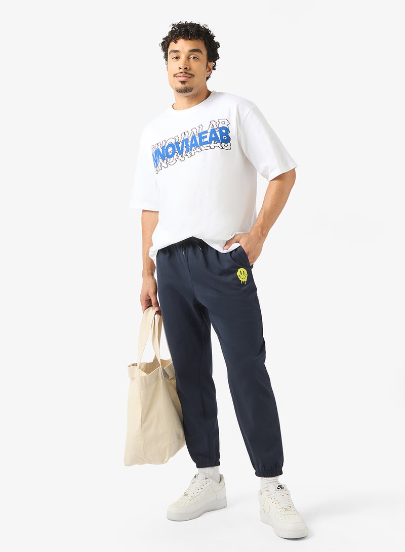 سفنتي فايف بيسيكس بنطلون رياضي مريح بتصميم جرافيك - Image 2