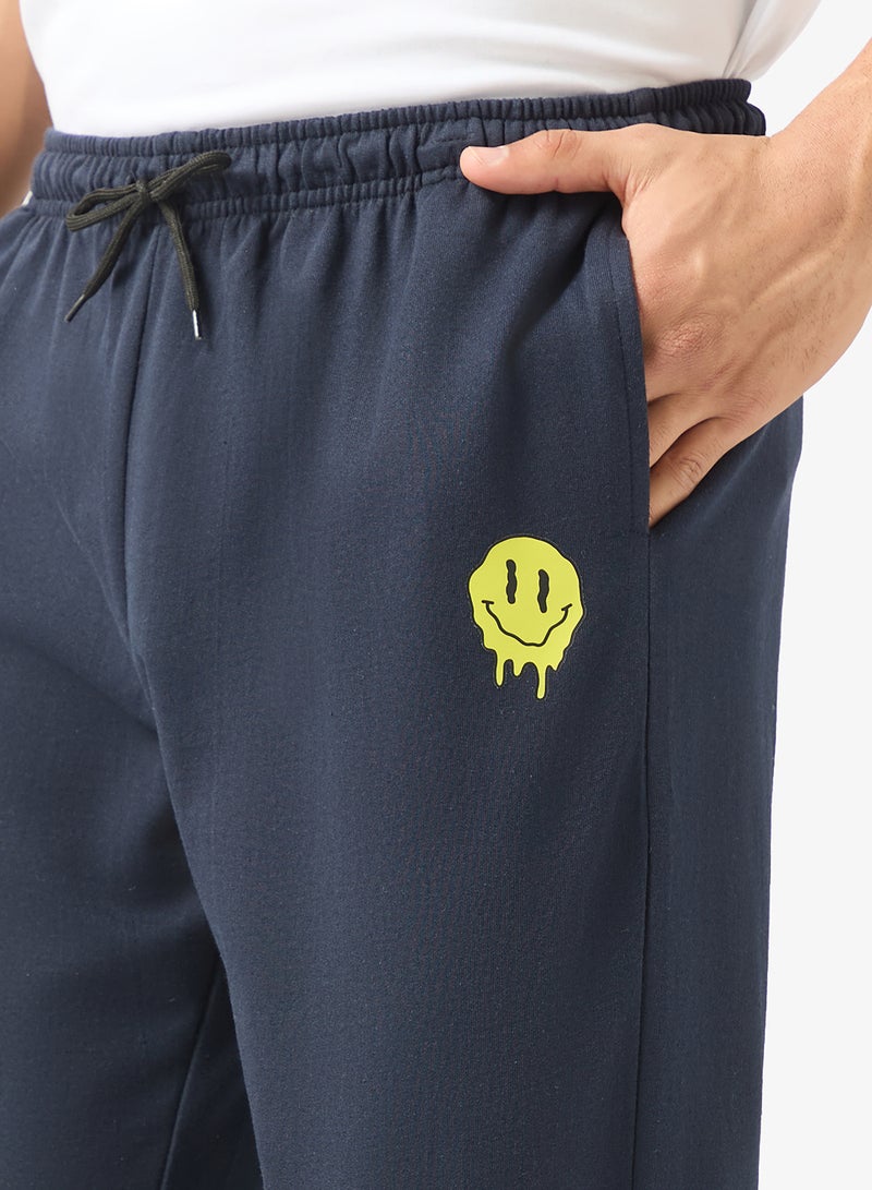 سفنتي فايف بيسيكس بنطلون رياضي مريح بتصميم جرافيك - Image 4