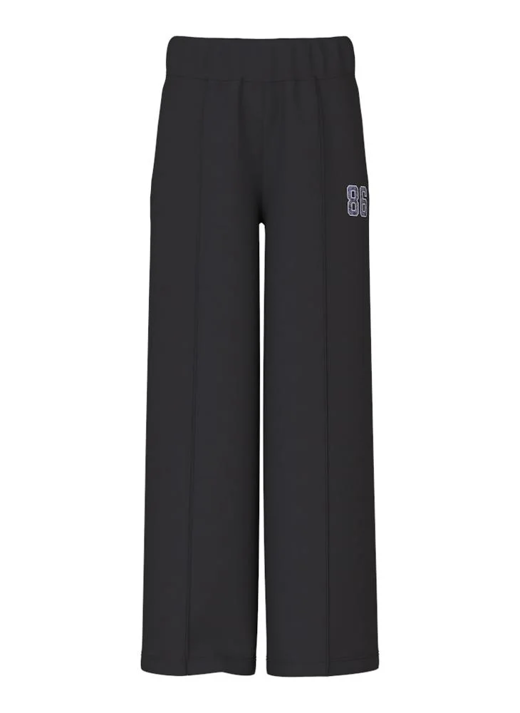 نيم ات بنطال رياضي بحافة مفتوحة