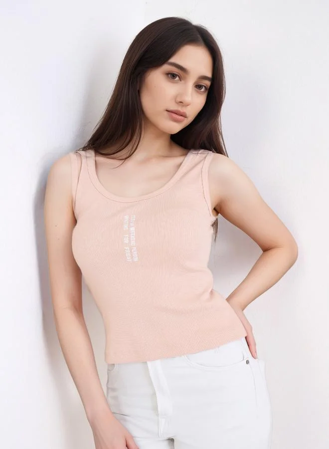 ستايلي بلوزة بلا أكمام مُطرّزة بقصة ضيقة