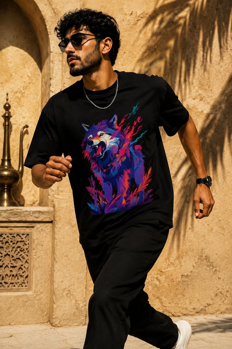 تي شيرت رجالي أسود بقصة واسعة وطبعة ذئب ملونة بتصميم عصري بأكمام قصيرة وياقة دائرية - Image 3