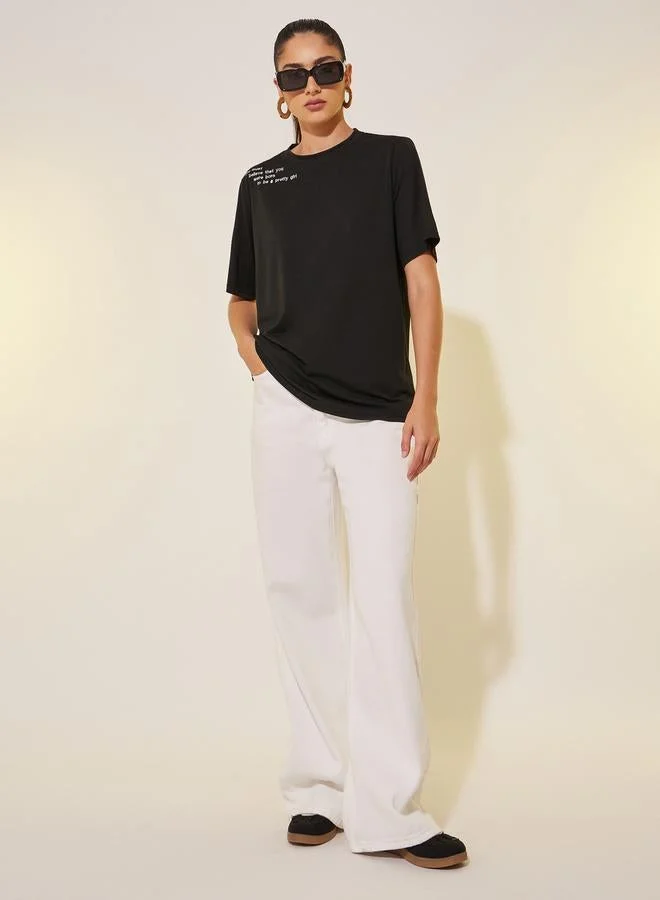 تايك تو تيشيرت بأكمام قصيرة ورقبة دائرية مطرز