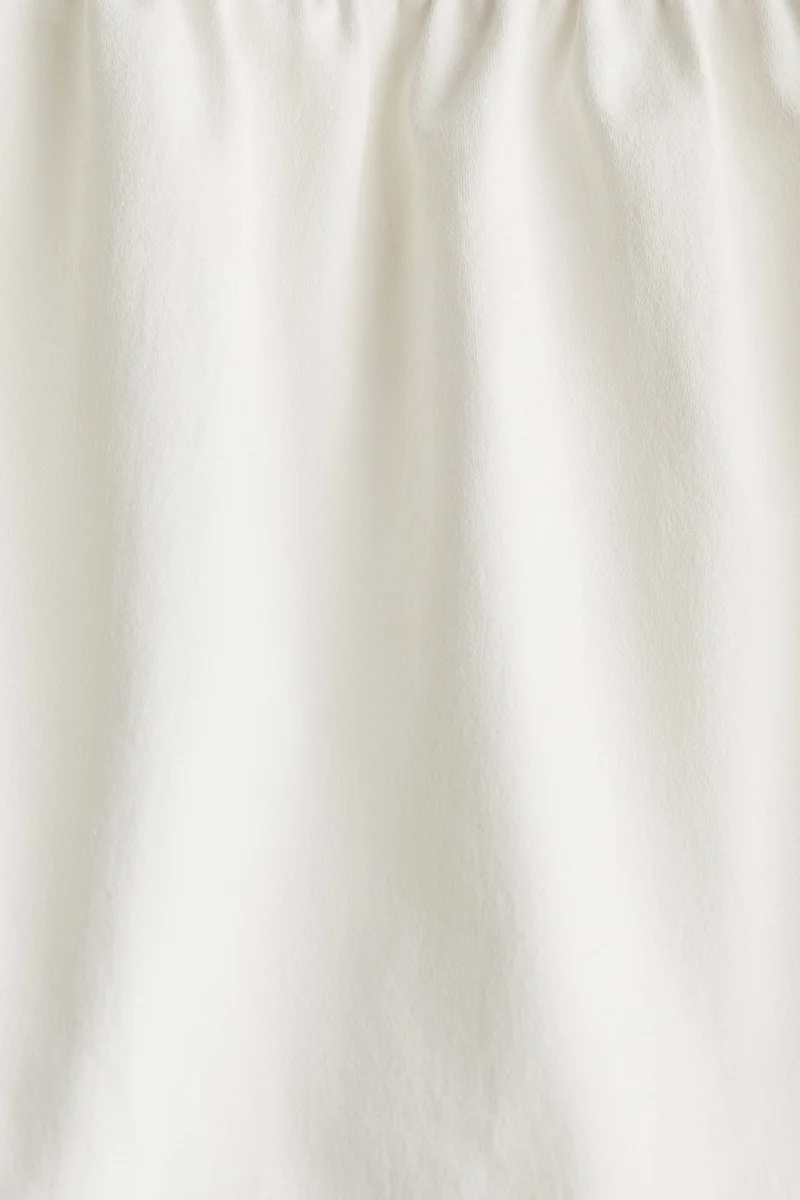 اتش اند ام بلوزة بحمالات كتف رفيعة وحافة منفوخة