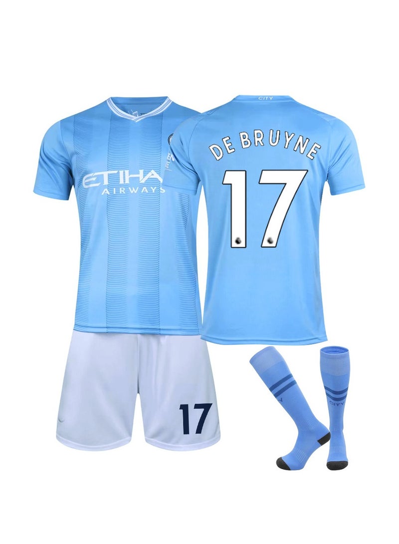 عام مجموعة هدايا تتضمن قميص السوكر الرسمي لمنزل مانشستر سيتي للموسم 23-24 برقم 17 للاعب دي بروين، مع الشورت والجوارب، بمقاسات للأطفال والكبار، هدية مثالية للمشجعين والأصدقاء. - Image 1
