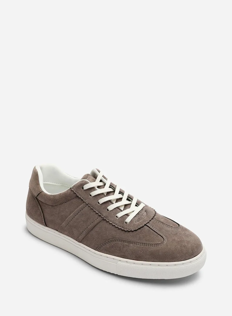 ويرز ذات فروم Clark Low Cut Lace Up Trainers