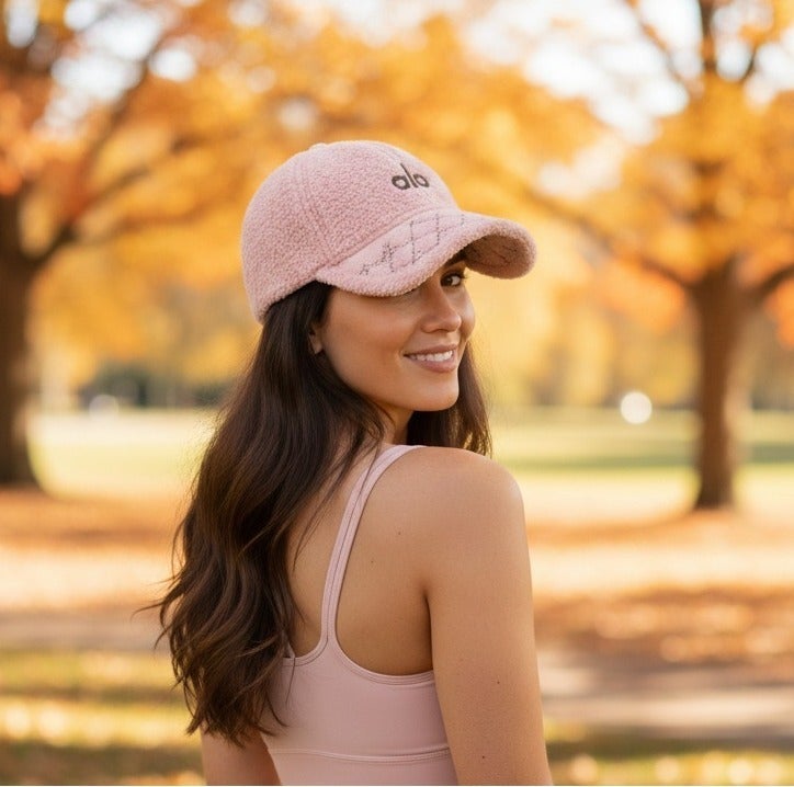 ألو كاب شتوي فرو ناعم للنساء بتصميم ALO عصري – لون وردي أنيق مع تطريز مميز – قبعة دافئة ومريحة للاستخدام اليومي والخروجات الشتوية - Image 5