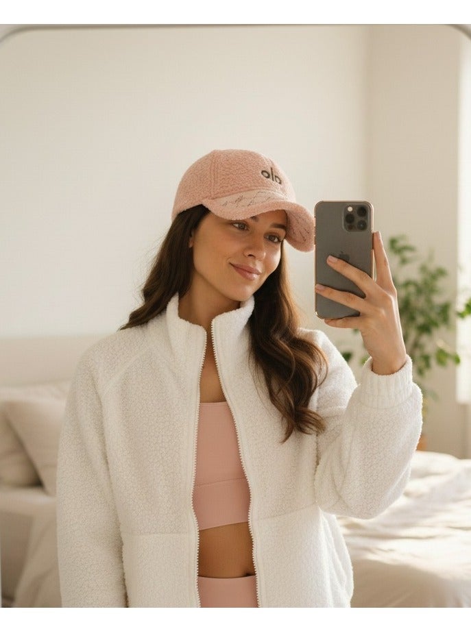ألو كاب شتوي فرو ناعم للنساء بتصميم ALO عصري – لون وردي أنيق مع تطريز مميز – قبعة دافئة ومريحة للاستخدام اليومي والخروجات الشتوية - Image 4