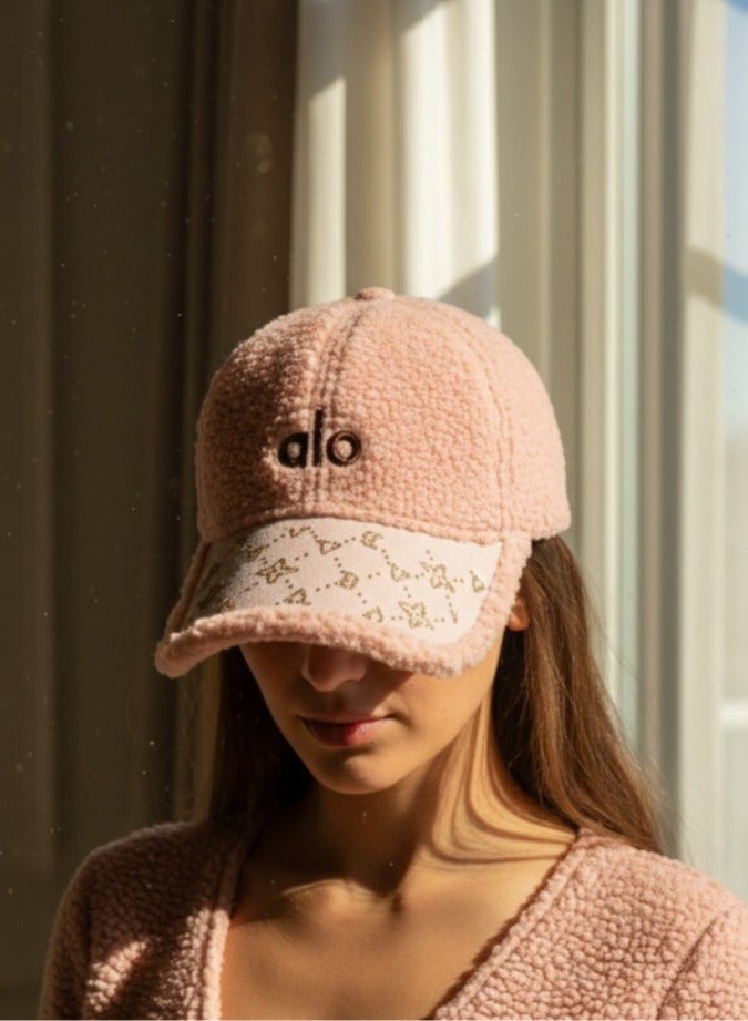 ألو كاب شتوي فرو ناعم للنساء بتصميم ALO عصري – لون وردي أنيق مع تطريز مميز – قبعة دافئة ومريحة للاستخدام اليومي والخروجات الشتوية - Image 3