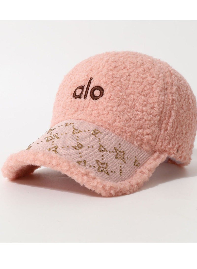 ألو كاب شتوي فرو ناعم للنساء بتصميم ALO عصري – لون وردي أنيق مع تطريز مميز – قبعة دافئة ومريحة للاستخدام اليومي والخروجات الشتوية - Image 2