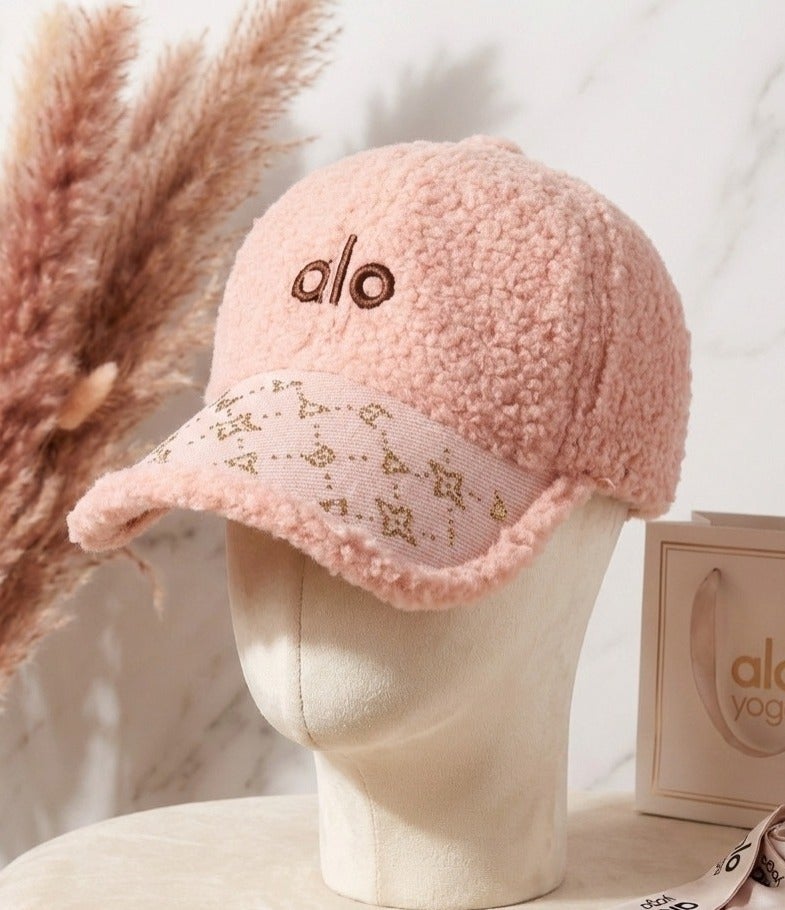ألو كاب شتوي فرو ناعم للنساء بتصميم ALO عصري – لون وردي أنيق مع تطريز مميز – قبعة دافئة ومريحة للاستخدام اليومي والخروجات الشتوية - Image 1
