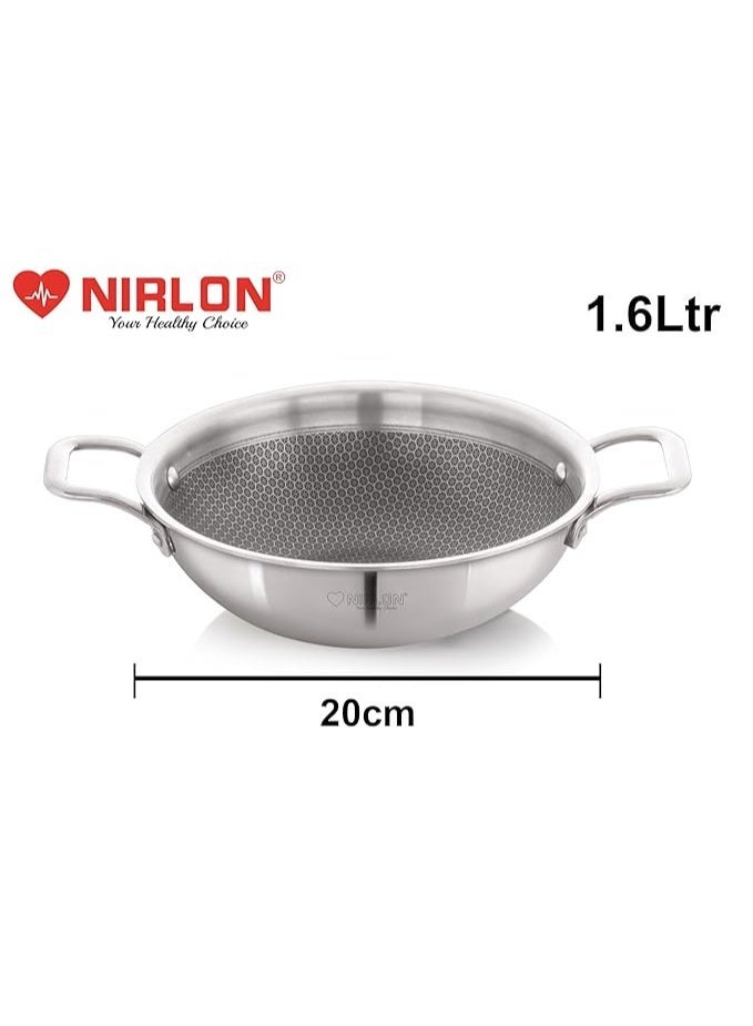 نيرلون طقم أواني طهي "NIRLON Prima" مكون من قطعتين: مقلاة "كاداي" عميقة (20 سم - 1.6 لتر) ومقلاة "كاداي" عميقة (24 سم - 2.6 لتر)؛ تتميز بتصميم داخلي بنمط خلية النحل مانع للالتصاق وهيكل ثلاثي الطبقات من الستانلس ستيل، وتصلح للاستخدام على مواقد الحث (Induction) ومواقد الغاز. - Image 3
