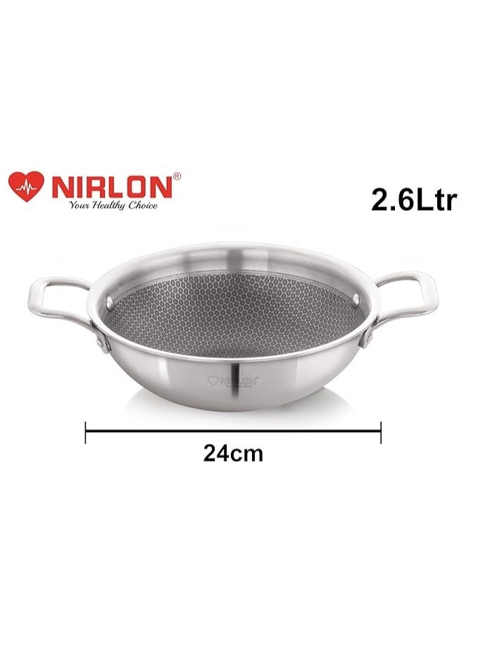 نيرلون طقم أواني طهي "NIRLON Prima" مكون من قطعتين: مقلاة "كاداي" عميقة (20 سم - 1.6 لتر) ومقلاة "كاداي" عميقة (24 سم - 2.6 لتر)؛ تتميز بتصميم داخلي بنمط خلية النحل مانع للالتصاق وهيكل ثلاثي الطبقات من الستانلس ستيل، وتصلح للاستخدام على مواقد الحث (Induction) ومواقد الغاز. - Image 2