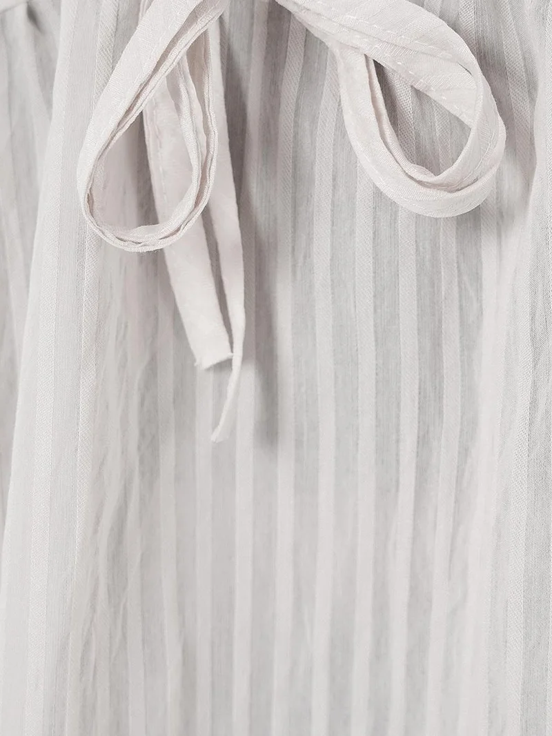 بيغ دارت بلوزة بياقة على شكل حرف  مع كشكش