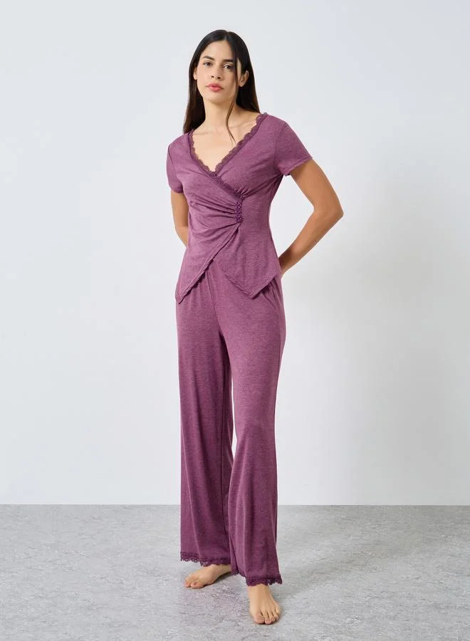 ستايلي طقم بلوزة بربطة وأزرار وتفصيلة دانتيل مع بنطال