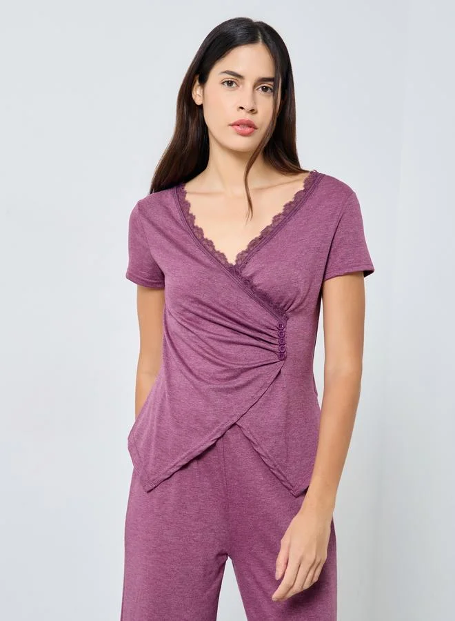 ستايلي طقم بلوزة بربطة وأزرار وتفصيلة دانتيل مع بنطال