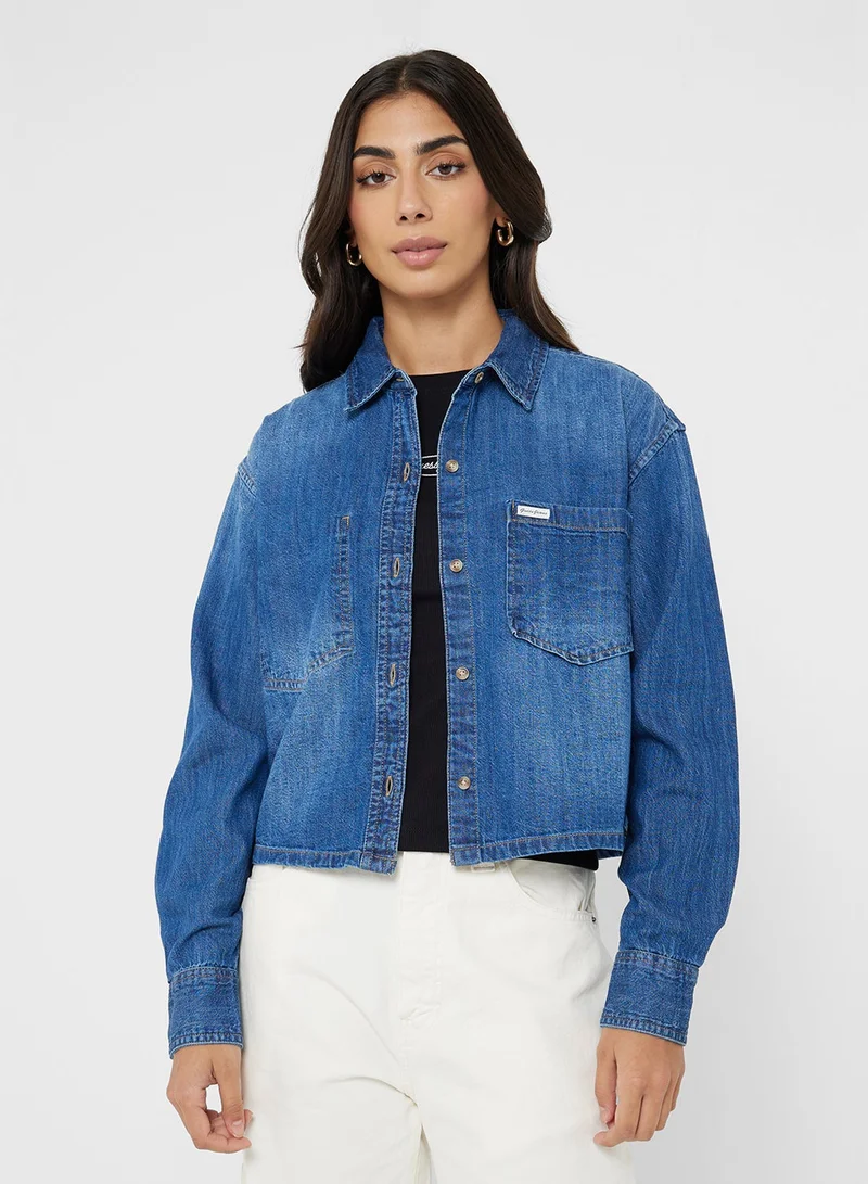 جيس جينز قميص جينز قصير بتفاصيل شعار