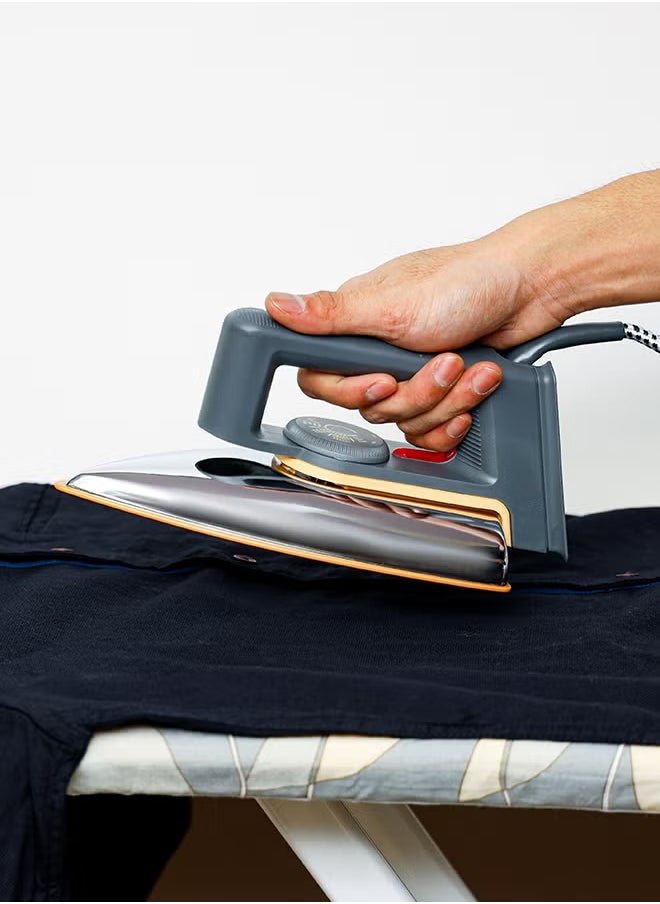 Dry ironing machine equipped with a non-stick coating plate, an indicator light and an adjustable temperature control, ideal for all types of clothes, with a power of 1000 watts.