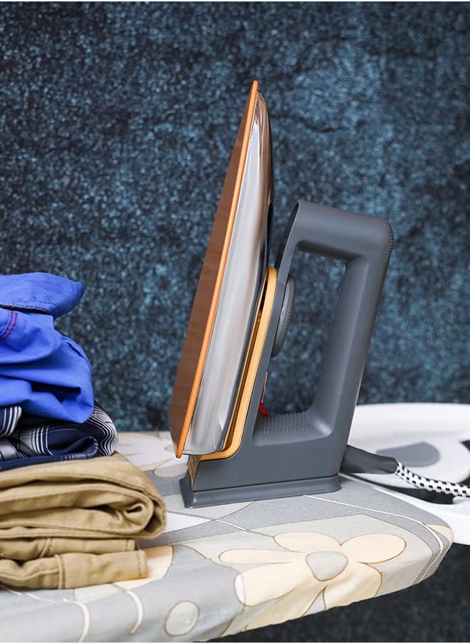 Dry ironing machine equipped with a non-stick coating plate, an indicator light and an adjustable temperature control, ideal for all types of clothes, with a power of 1000 watts.